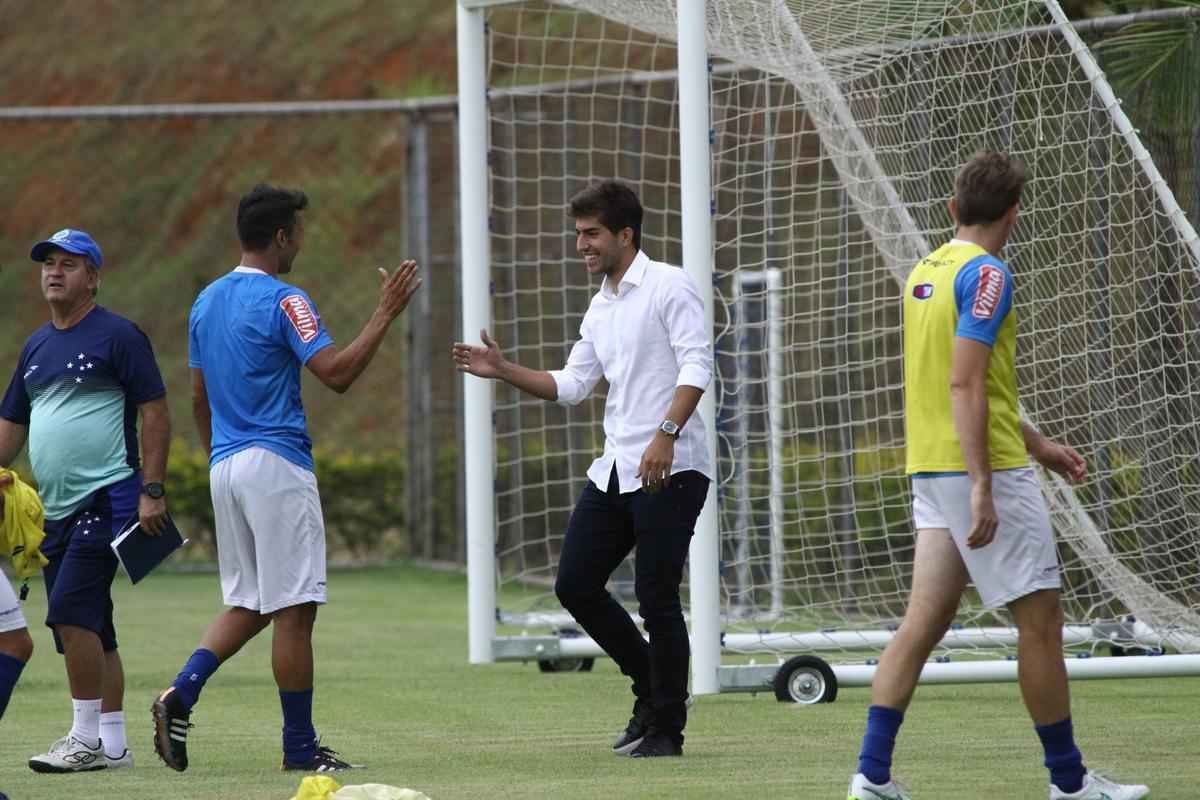 Lucas Silva foi  Toca da Raposa II, nesta sexta  tarde, para se despedir dos companheiros de Cruzeiro. Jogador foi vendido ao Real Madrid por 14 milhes de euros e assinar contrato de seis anos e meio