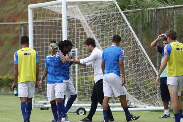 Lucas Silva foi  Toca da Raposa II, nesta sexta  tarde, para se despedir dos companheiros de Cruzeiro. Jogador foi vendido ao Real Madrid por 14 milhes de euros e assinar contrato de seis anos e meio