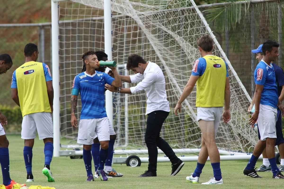 Lucas Silva foi  Toca da Raposa II, nesta sexta  tarde, para se despedir dos companheiros de Cruzeiro. Jogador foi vendido ao Real Madrid por 14 milhes de euros e assinar contrato de seis anos e meio