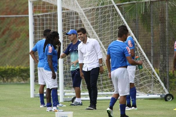 Lucas Silva foi  Toca da Raposa II, nesta sexta  tarde, para se despedir dos companheiros de Cruzeiro. Jogador foi vendido ao Real Madrid por 14 milhes de euros e assinar contrato de seis anos e meio