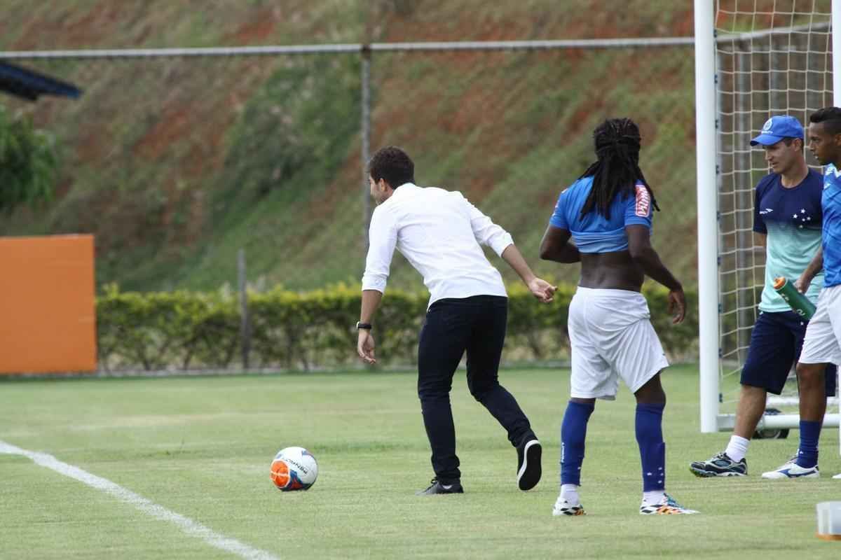 Lucas Silva foi  Toca da Raposa II, nesta sexta  tarde, para se despedir dos companheiros de Cruzeiro. Jogador foi vendido ao Real Madrid por 14 milhes de euros e assinar contrato de seis anos e meio