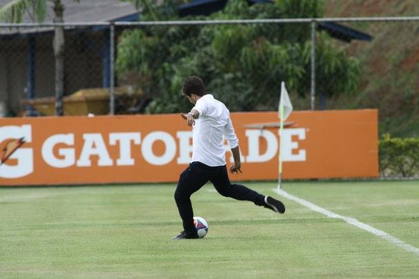 Lucas Silva foi  Toca da Raposa II, nesta sexta  tarde, para se despedir dos companheiros de Cruzeiro. Jogador foi vendido ao Real Madrid por 14 milhes de euros e assinar contrato de seis anos e meio