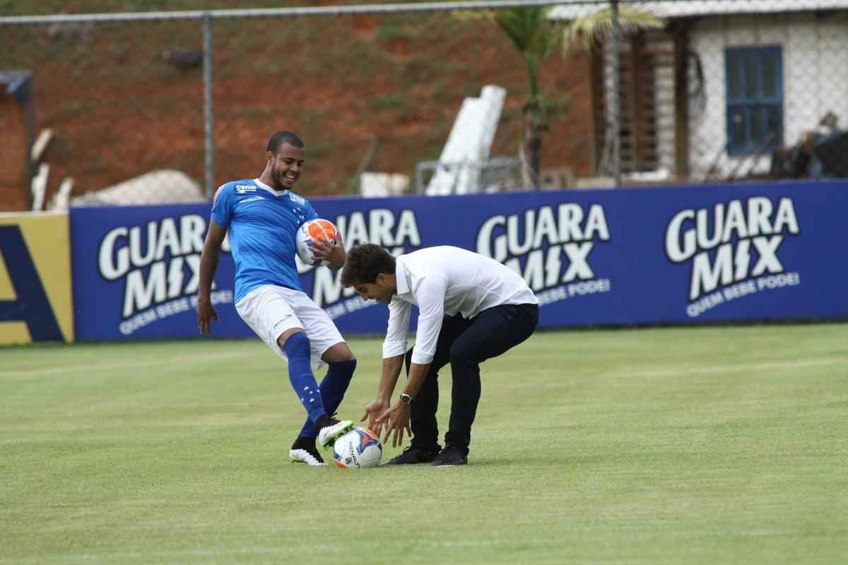 Lucas Silva foi  Toca da Raposa II, nesta sexta  tarde, para se despedir dos companheiros de Cruzeiro. Jogador foi vendido ao Real Madrid por 14 milhes de euros e assinar contrato de seis anos e meio