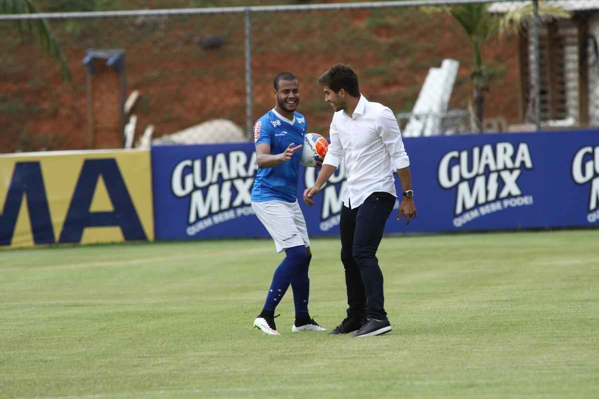 Lucas Silva foi  Toca da Raposa II, nesta sexta  tarde, para se despedir dos companheiros de Cruzeiro. Jogador foi vendido ao Real Madrid por 14 milhes de euros e assinar contrato de seis anos e meio