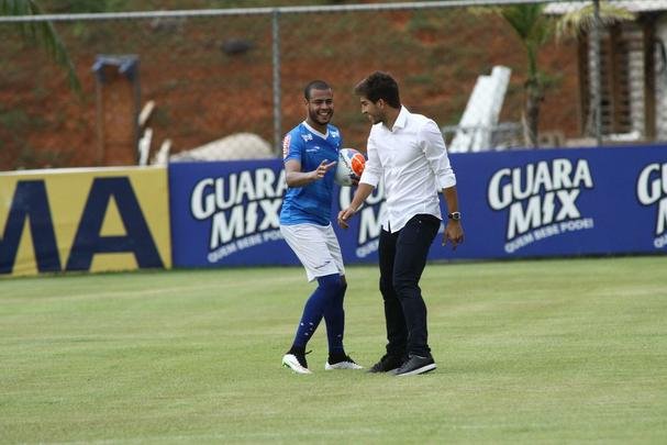 Lucas Silva foi  Toca da Raposa II, nesta sexta  tarde, para se despedir dos companheiros de Cruzeiro. Jogador foi vendido ao Real Madrid por 14 milhes de euros e assinar contrato de seis anos e meio