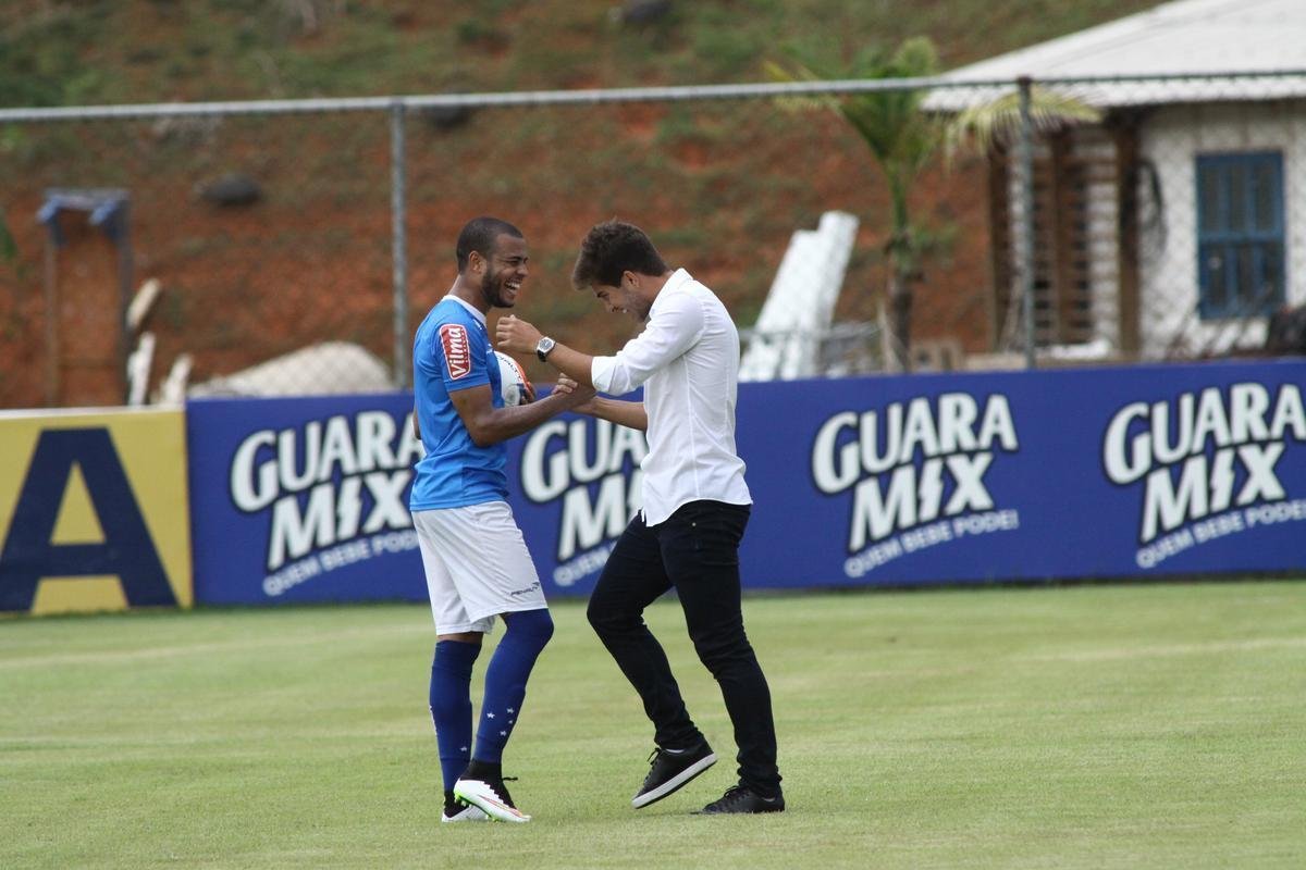 Lucas Silva foi  Toca da Raposa II, nesta sexta  tarde, para se despedir dos companheiros de Cruzeiro. Jogador foi vendido ao Real Madrid por 14 milhes de euros e assinar contrato de seis anos e meio