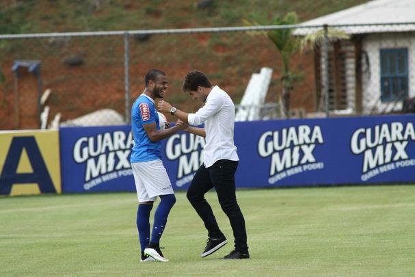Lucas Silva foi  Toca da Raposa II, nesta sexta  tarde, para se despedir dos companheiros de Cruzeiro. Jogador foi vendido ao Real Madrid por 14 milhes de euros e assinar contrato de seis anos e meio