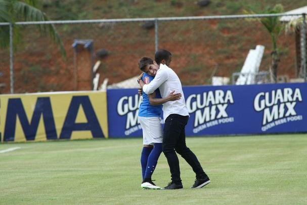 Lucas Silva foi  Toca da Raposa II, nesta sexta  tarde, para se despedir dos companheiros de Cruzeiro. Jogador foi vendido ao Real Madrid por 14 milhes de euros e assinar contrato de seis anos e meio
