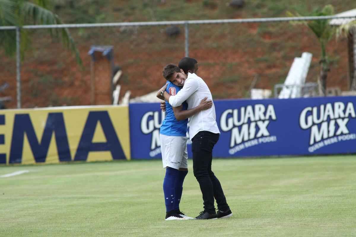 Lucas Silva foi  Toca da Raposa II, nesta sexta  tarde, para se despedir dos companheiros de Cruzeiro. Jogador foi vendido ao Real Madrid por 14 milhes de euros e assinar contrato de seis anos e meio