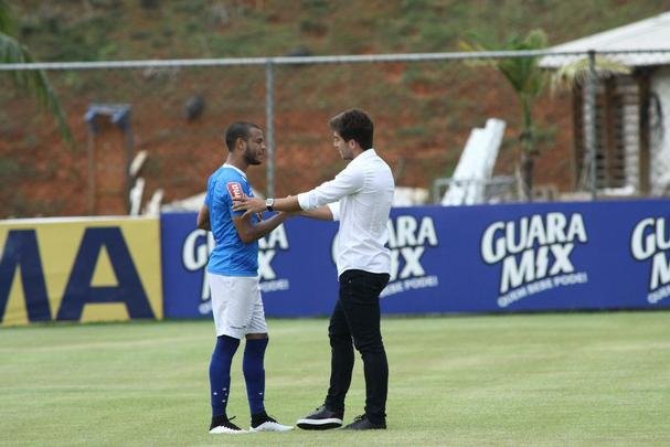Lucas Silva foi  Toca da Raposa II, nesta sexta  tarde, para se despedir dos companheiros de Cruzeiro. Jogador foi vendido ao Real Madrid por 14 milhes de euros e assinar contrato de seis anos e meio