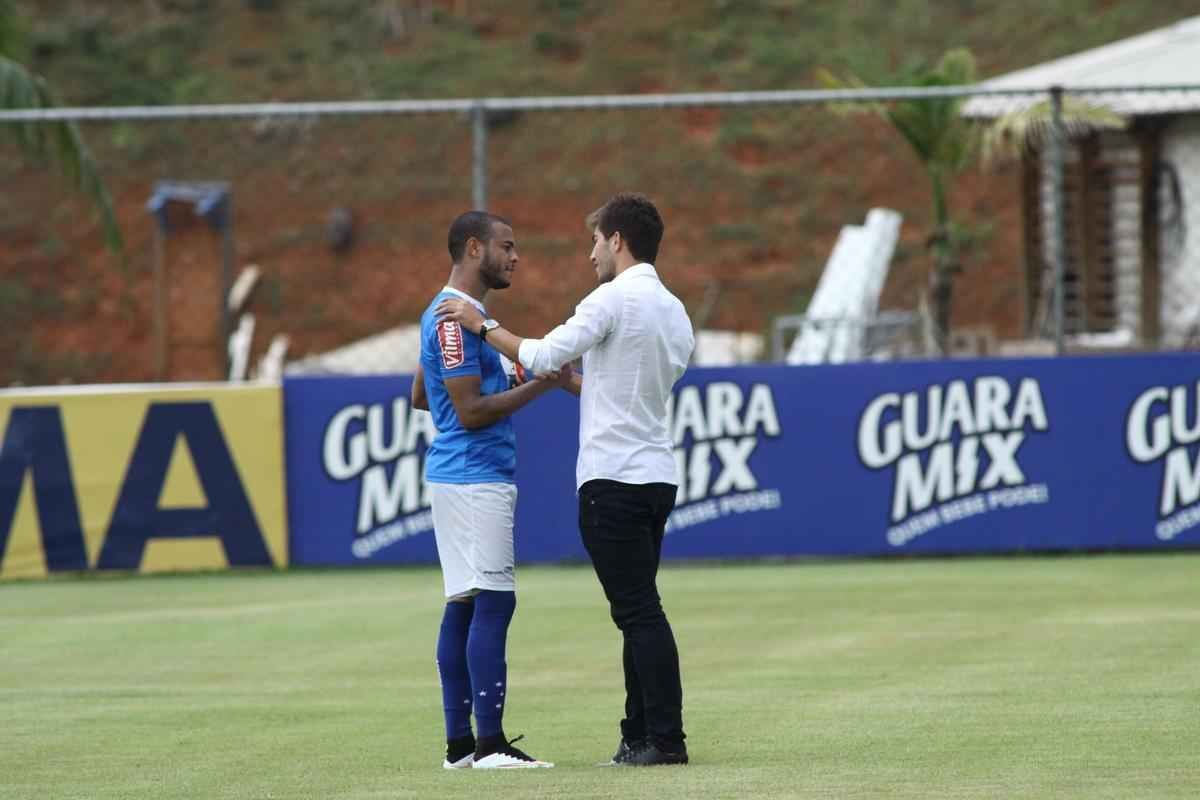 Lucas Silva foi  Toca da Raposa II, nesta sexta  tarde, para se despedir dos companheiros de Cruzeiro. Jogador foi vendido ao Real Madrid por 14 milhes de euros e assinar contrato de seis anos e meio