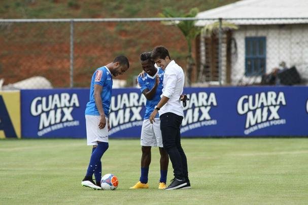 Lucas Silva foi  Toca da Raposa II, nesta sexta  tarde, para se despedir dos companheiros de Cruzeiro. Jogador foi vendido ao Real Madrid por 14 milhes de euros e assinar contrato de seis anos e meio