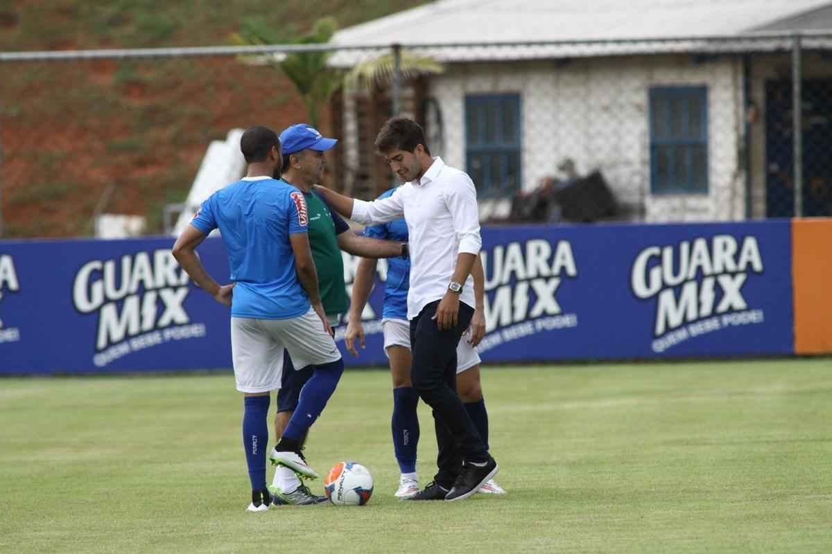 Lucas Silva foi  Toca da Raposa II, nesta sexta  tarde, para se despedir dos companheiros de Cruzeiro. Jogador foi vendido ao Real Madrid por 14 milhes de euros e assinar contrato de seis anos e meio
