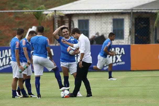 Lucas Silva foi  Toca da Raposa II, nesta sexta  tarde, para se despedir dos companheiros de Cruzeiro. Jogador foi vendido ao Real Madrid por 14 milhes de euros e assinar contrato de seis anos e meio