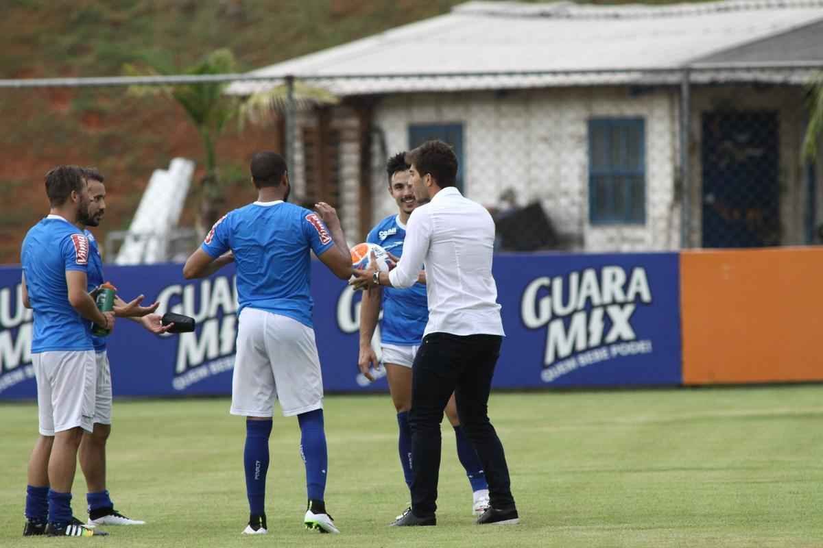 Lucas Silva foi  Toca da Raposa II, nesta sexta  tarde, para se despedir dos companheiros de Cruzeiro. Jogador foi vendido ao Real Madrid por 14 milhes de euros e assinar contrato de seis anos e meio