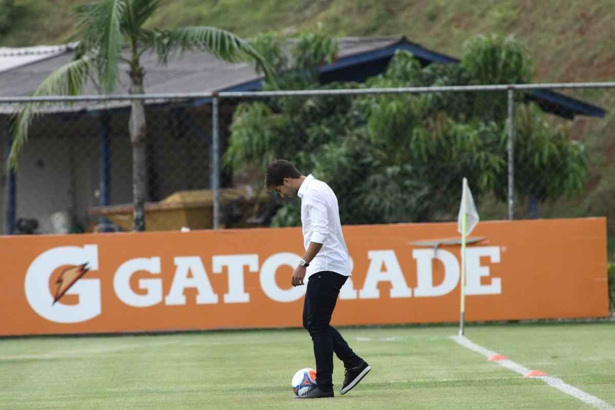 Lucas Silva foi  Toca da Raposa II, nesta sexta  tarde, para se despedir dos companheiros de Cruzeiro. Jogador foi vendido ao Real Madrid por 14 milhes de euros e assinar contrato de seis anos e meio