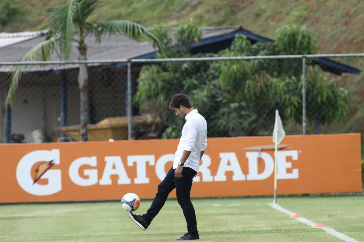 Lucas Silva foi  Toca da Raposa II, nesta sexta  tarde, para se despedir dos companheiros de Cruzeiro. Jogador foi vendido ao Real Madrid por 14 milhes de euros e assinar contrato de seis anos e meio