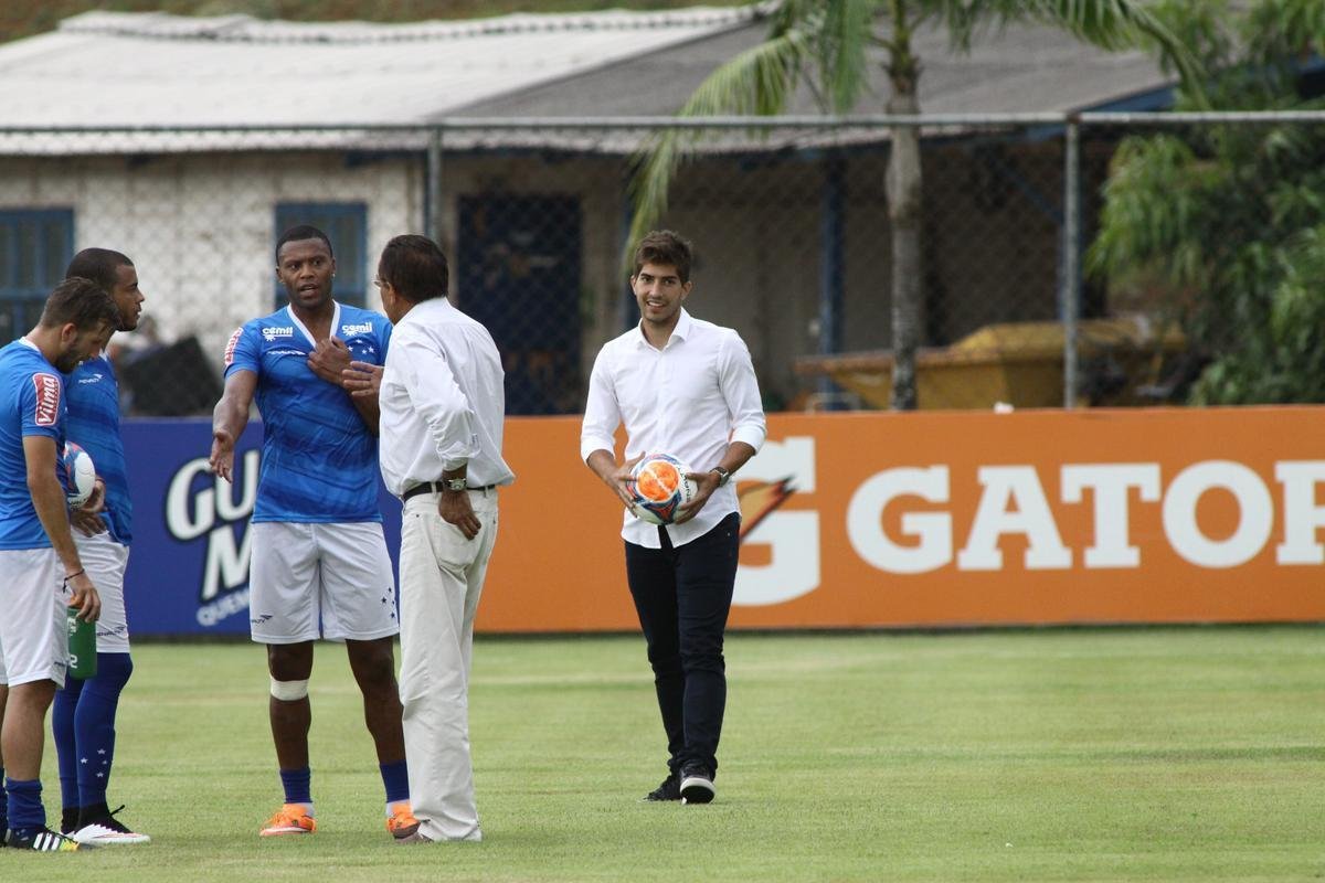 Lucas Silva foi  Toca da Raposa II, nesta sexta  tarde, para se despedir dos companheiros de Cruzeiro. Jogador foi vendido ao Real Madrid por 14 milhes de euros e assinar contrato de seis anos e meio