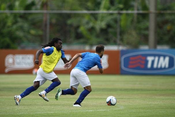 A equipe titular treinou com Rafael; Mayke, Manoel, Leo e Gilson; Henrique e Seymour; Marquinhos, Everton Ribeiro e Willian; Leandro Damio.