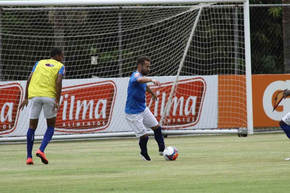 A equipe titular treinou com Rafael; Mayke, Manoel, Leo e Gilson; Henrique e Seymour; Marquinhos, Everton Ribeiro e Willian; Leandro Damio.
