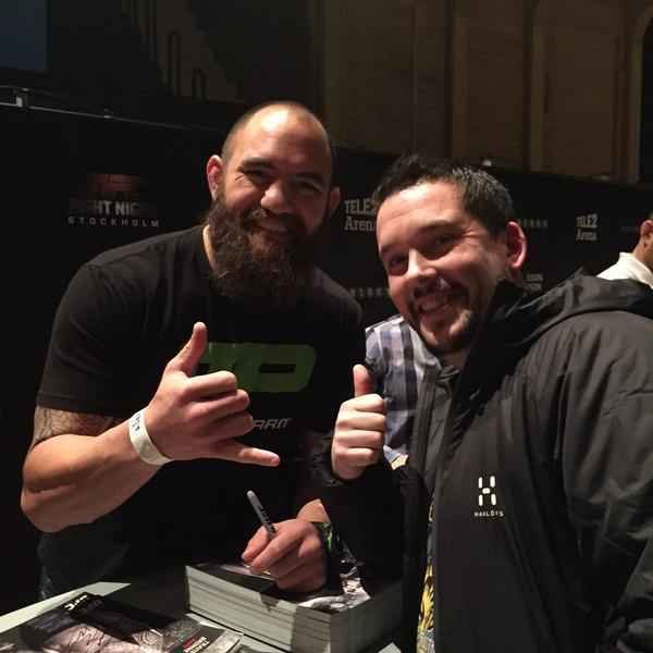 Imagens das lutas e bastidores do UFC on FOX 14, na Sucia - Peso pesado Travis Browne atencioso com os fs