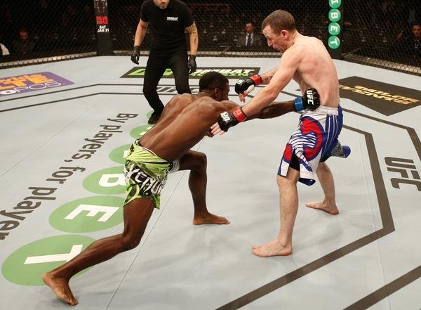 Imagens das lutas e bastidores do UFC on FOX 14, na Sucia - Neil Seery (bermuda azul) venceu Chris Beal por deciso unnime