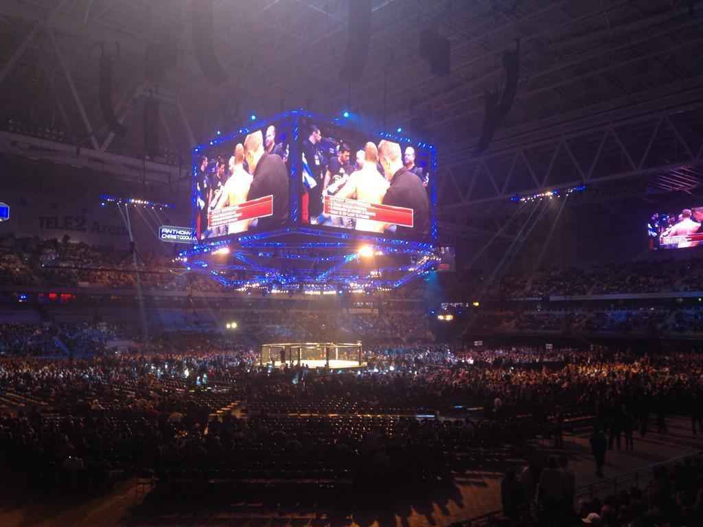 Imagens das lutas e bastidores do UFC on FOX 14, na Sucia - Pblico no card preliminar