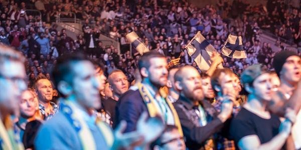 Imagens das lutas e bastidores do UFC on FOX 14, na Sucia - Finlandeses comemoram vitria de Makwan Amirkhani