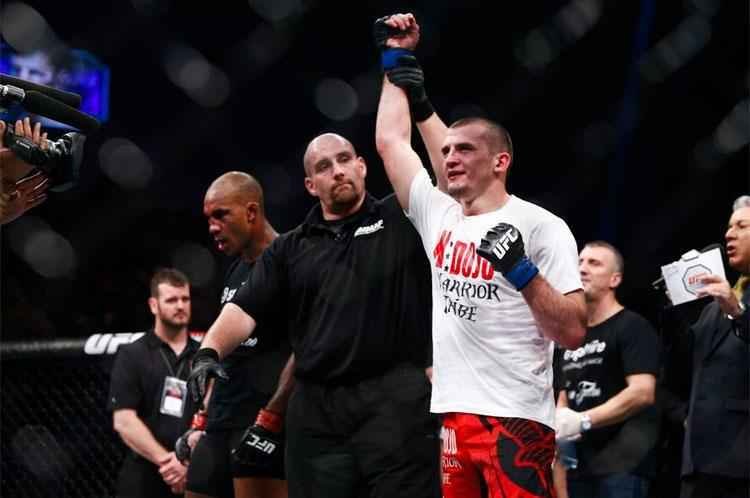 Imagens das lutas e bastidores do UFC on FOX 14, na Sucia - Albert Tumenov venceu Nico Musoke por deciso unnime (triplo 29-28)