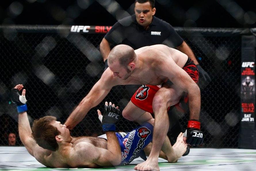 Imagens das lutas e bastidores do UFC on FOX 14, na Sucia - Kenny Robertson venceu Sultan Aliev por nocaute tcnico aos 2m42s do primeiro round