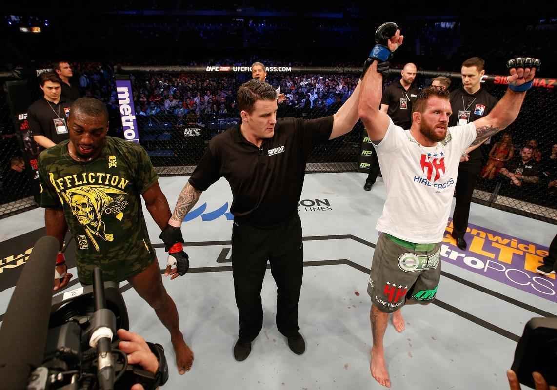 Imagens das lutas e bastidores do UFC on FOX 14, na Sucia - Ryan Bader venceu Phil Davis por deciso dividida (29-28, 28-29 e 29-28 )