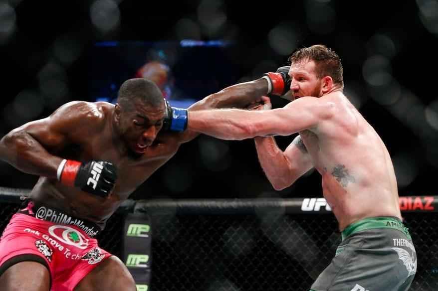 Imagens das lutas e bastidores do UFC on FOX 14, na Sucia - Ryan Bader venceu Phil Davis por deciso dividida (29-28, 28-29 e 29-28 )