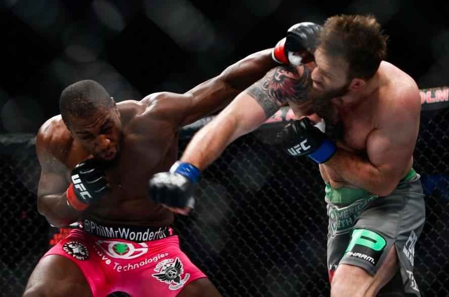 Imagens das lutas e bastidores do UFC on FOX 14, na Sucia - Ryan Bader venceu Phil Davis por deciso dividida (29-28, 28-29 e 29-28 )