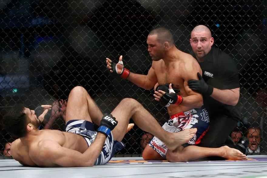 Imagens das lutas e bastidores do UFC on FOX 14, na Sucia - Gegard Mousasi venceu Dan Henderson por nocaute tcnico a 1m10s do primeiro round