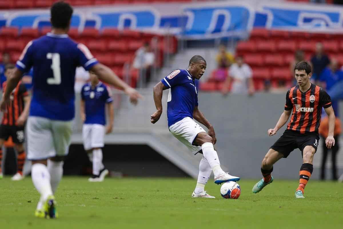 Imagens do empate entre Cruzeiro e Shakhtar Donetsk, no estdio Man Garrincha