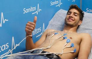 Imagens dos exames mdicos e apresentao de Lucas Silva no Real Madrid