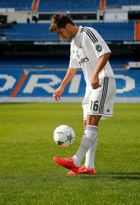 Imagens dos exames mdicos e apresentao de Lucas Silva no Real Madrid