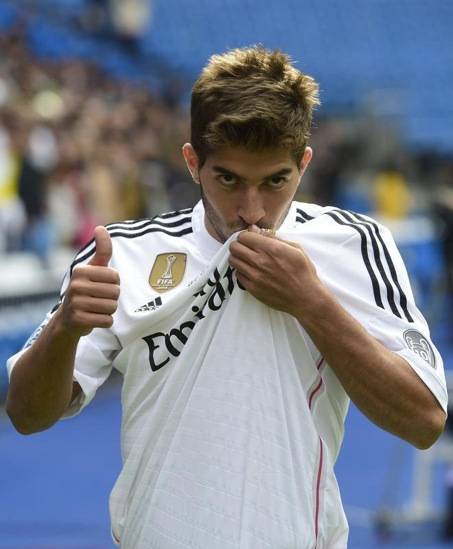 Imagens dos exames mdicos e apresentao de Lucas Silva no Real Madrid