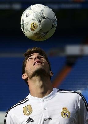 Imagens dos exames mdicos e apresentao de Lucas Silva no Real Madrid