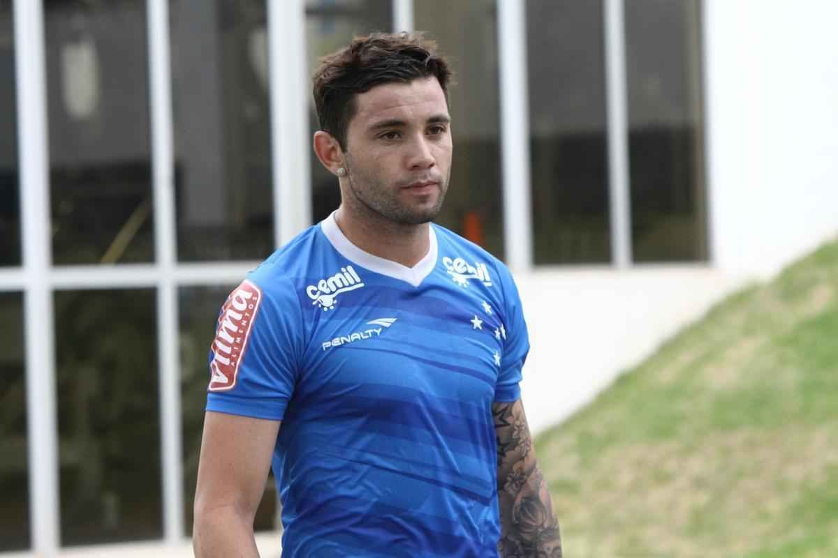 Lateral-esquerdo chileno Mena iniciou atividades na Toca da Raposa II nesta tera-feira  tarde