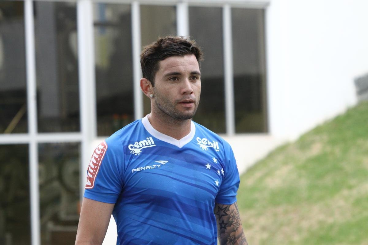 Lateral-esquerdo chileno Mena iniciou atividades na Toca da Raposa II nesta tera-feira  tarde