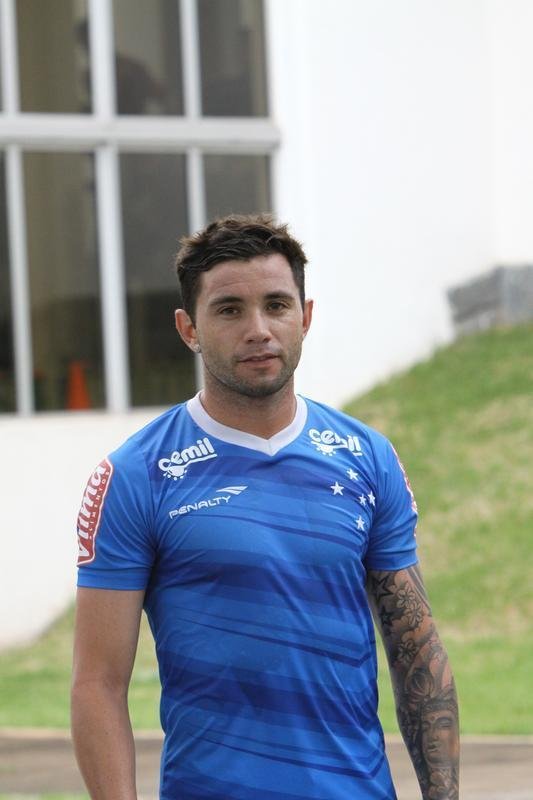 Lateral-esquerdo chileno Mena iniciou atividades na Toca da Raposa II nesta tera-feira  tarde