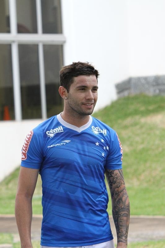 Lateral-esquerdo chileno Mena iniciou atividades na Toca da Raposa II nesta tera-feira  tarde