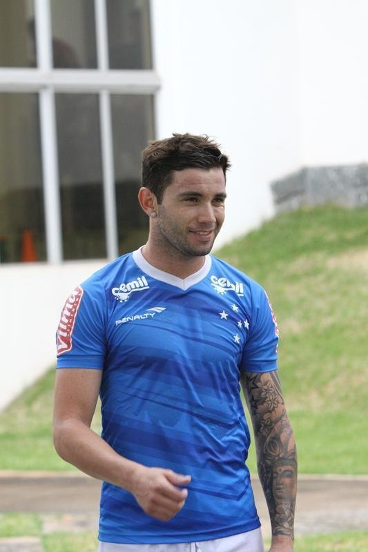 Lateral-esquerdo chileno Mena iniciou atividades na Toca da Raposa II nesta tera-feira  tarde