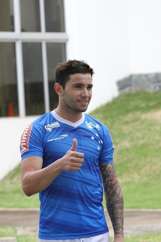 Lateral-esquerdo chileno Mena iniciou atividades na Toca da Raposa II nesta tera-feira  tarde