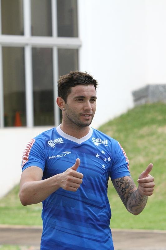 Lateral-esquerdo chileno Mena iniciou atividades na Toca da Raposa II nesta tera-feira  tarde