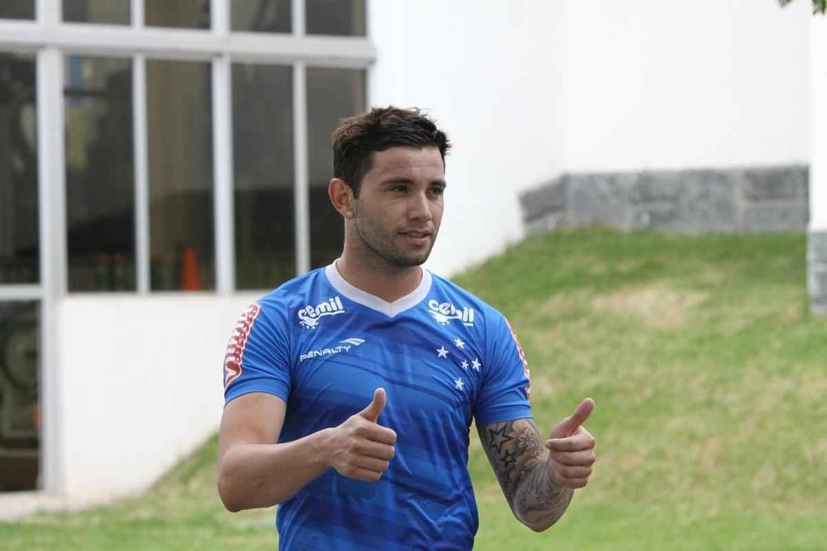 Lateral-esquerdo chileno Mena iniciou atividades na Toca da Raposa II nesta tera-feira  tarde