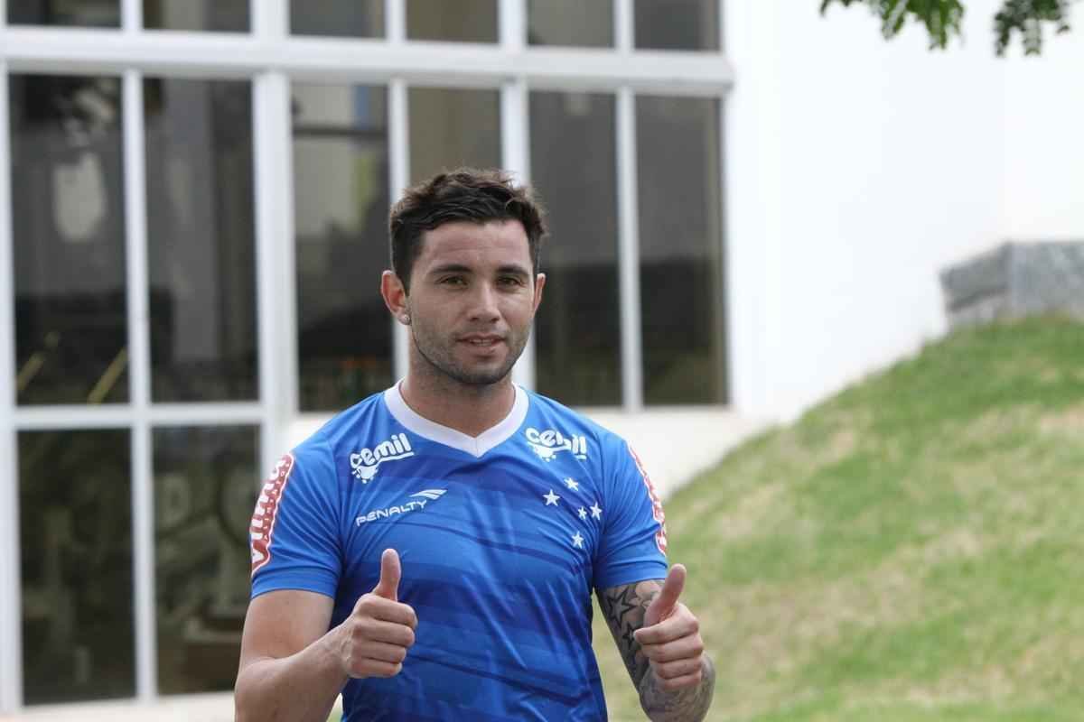 Lateral-esquerdo chileno Mena iniciou atividades na Toca da Raposa II nesta tera-feira  tarde