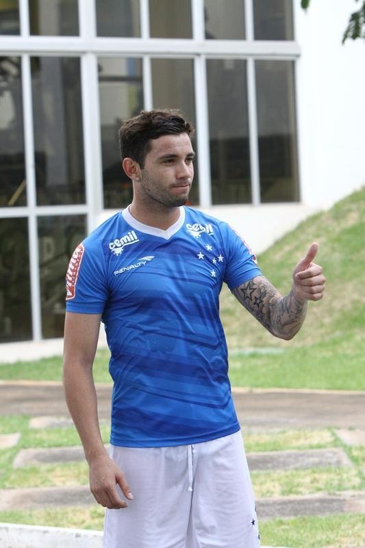 Lateral-esquerdo chileno Mena iniciou atividades na Toca da Raposa II nesta tera-feira  tarde