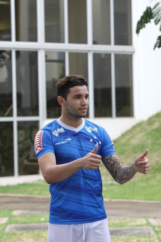 Lateral-esquerdo chileno Mena iniciou atividades na Toca da Raposa II nesta tera-feira  tarde